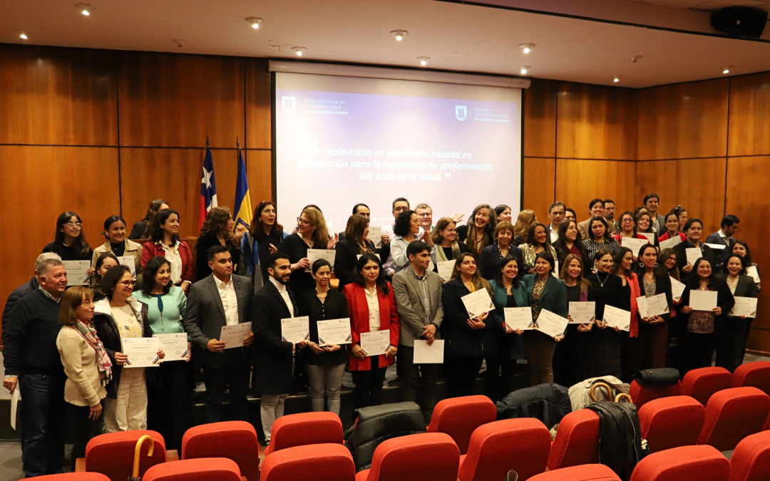 Diplomado sobre simulación clínica certifica simbólicamente a su primera cohorte de 58 estudiantes