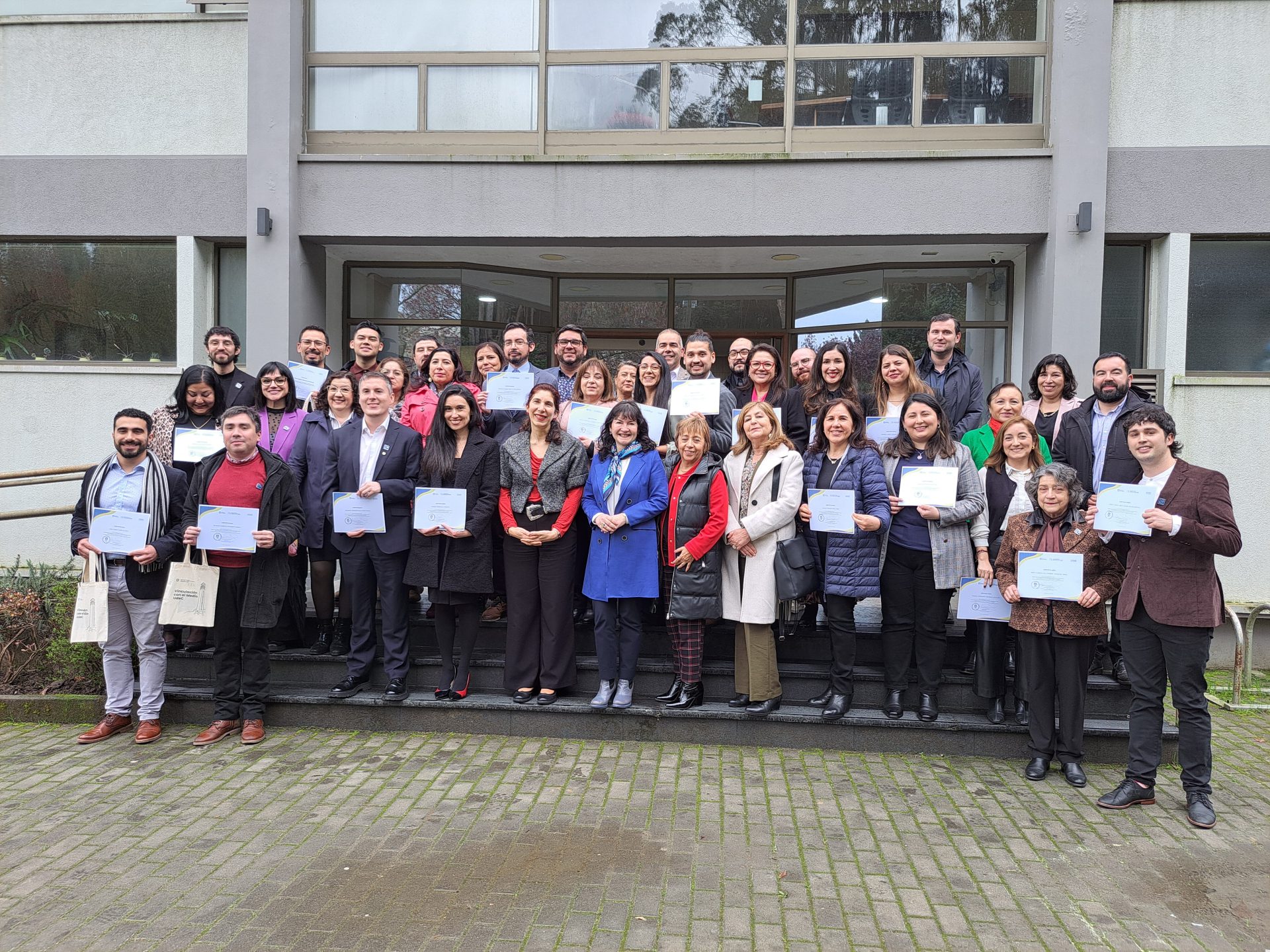 Participantes del Diplomado Vinculación con el Medio y Gestión del Voluntariado recibieron su certificado